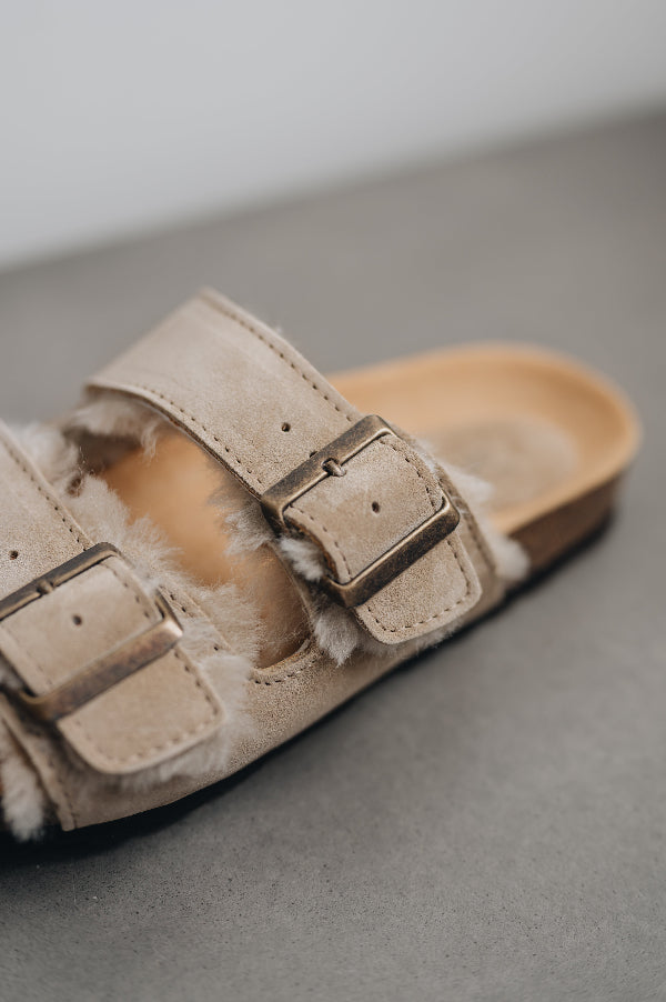 Close up on the sheepskin vanilla strap and the metal buckle