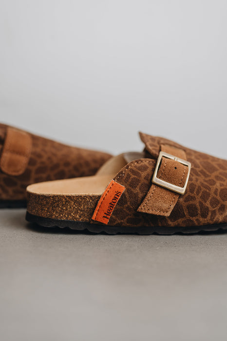 Close up on lyra Sahara cork soul and buckle as well as the heaton detailing tab and adjustable strap