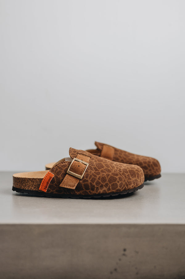 Side view of lyra sahara showing its adjustable strap and side profile