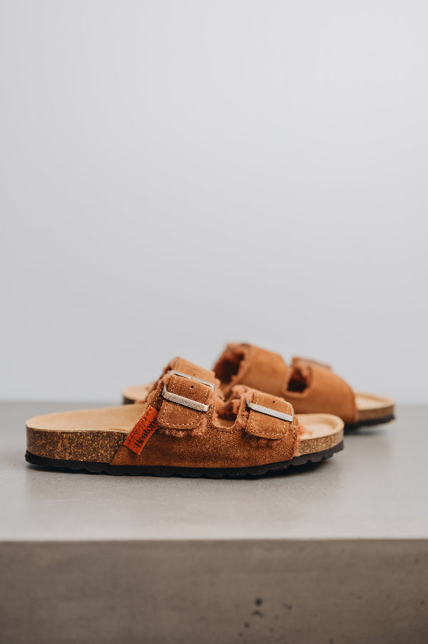 Side angle of the sandals, showing of their desirable side profile