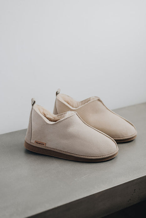 Vanilla coloured ankle-high men’s sheepskin slipper - Henry profile view