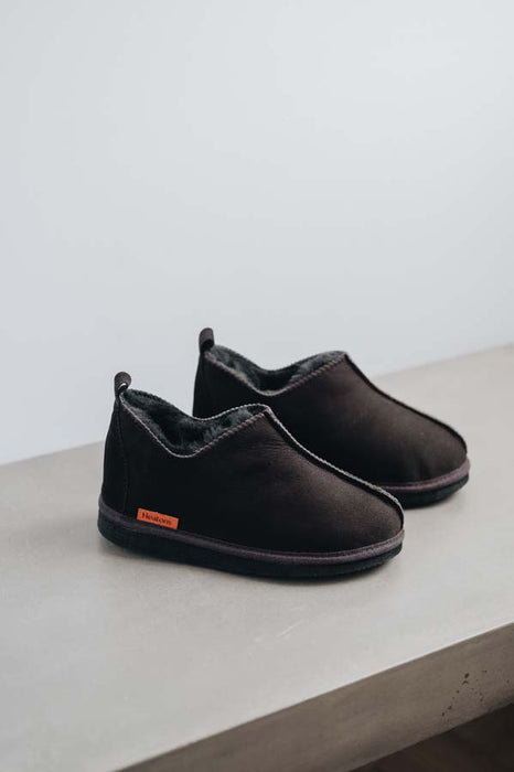 Dark brown coloured ankle-high men’s sheepskin slipper - Hetty profile view