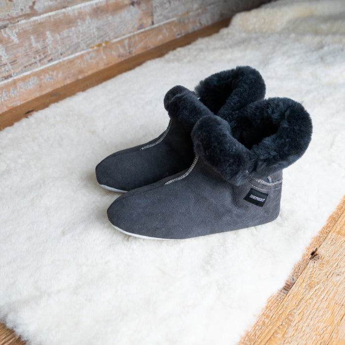 Style Mariette on a sheepskin rug on wooden floor